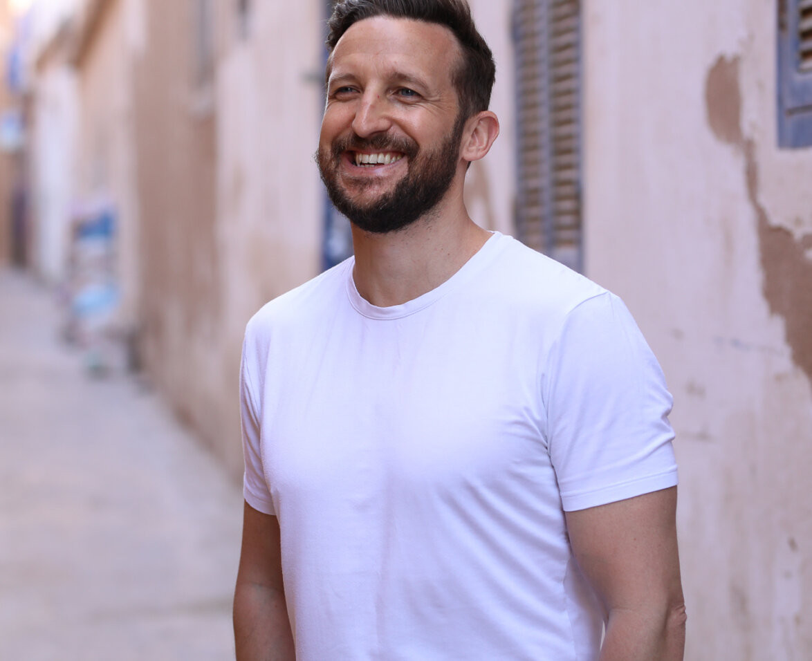 Lee Bio 1174x956.jpg