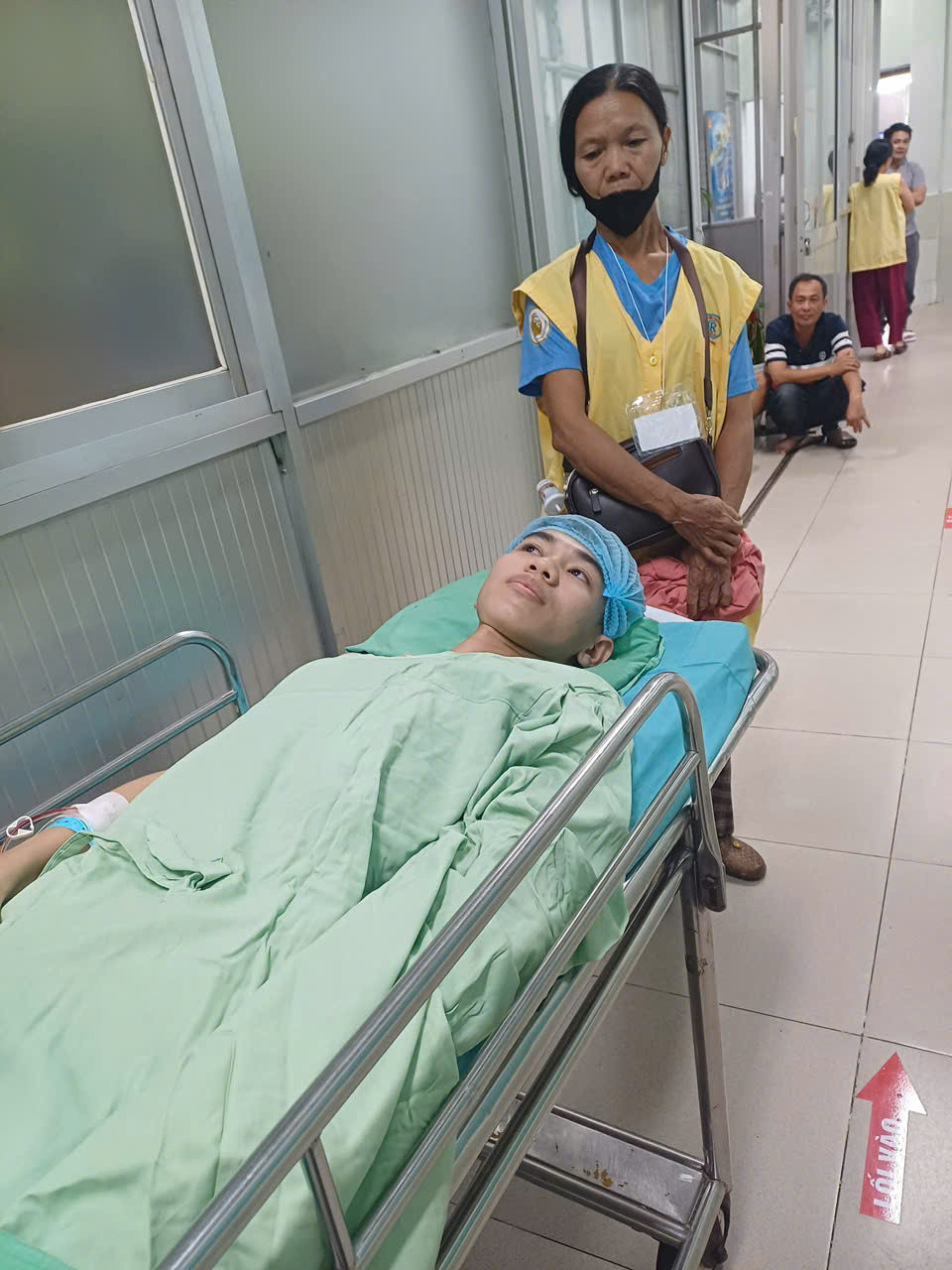 Mẹ con bà Sinh chờ phẫu thuật.jpg