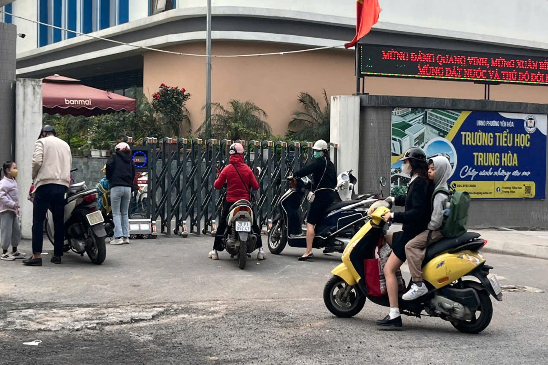 Nâng cao nhận thức pháp luật ngay từ… cổng trường