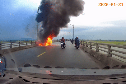 Ô tô chở 3 người bất ngờ bốc cháy dữ dội trên cầu