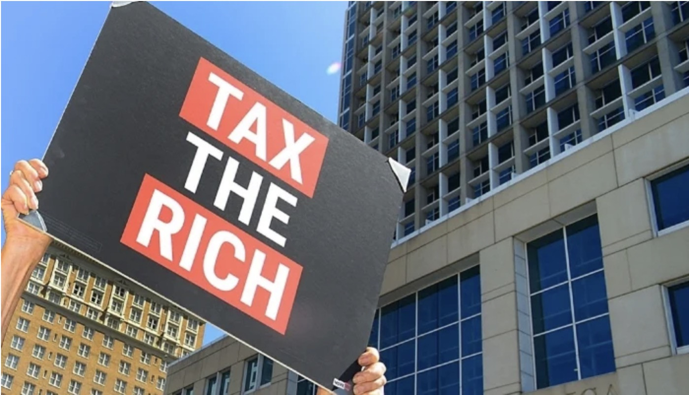 Tấm biển kêu gọi đánh thuế người giàu. Ảnh: Daily Jang