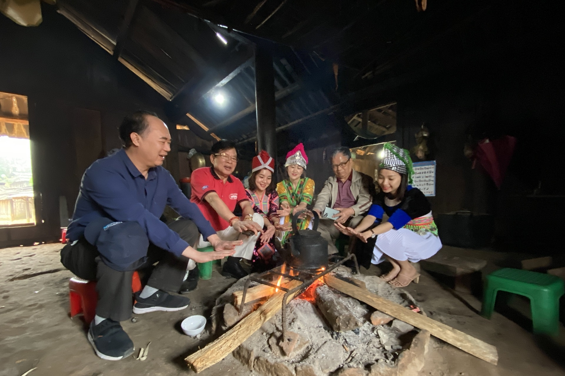 Tết năm ấy, mẹ đun nồi nước lá thơm lừng, cả nhà 'tắm tất niên'