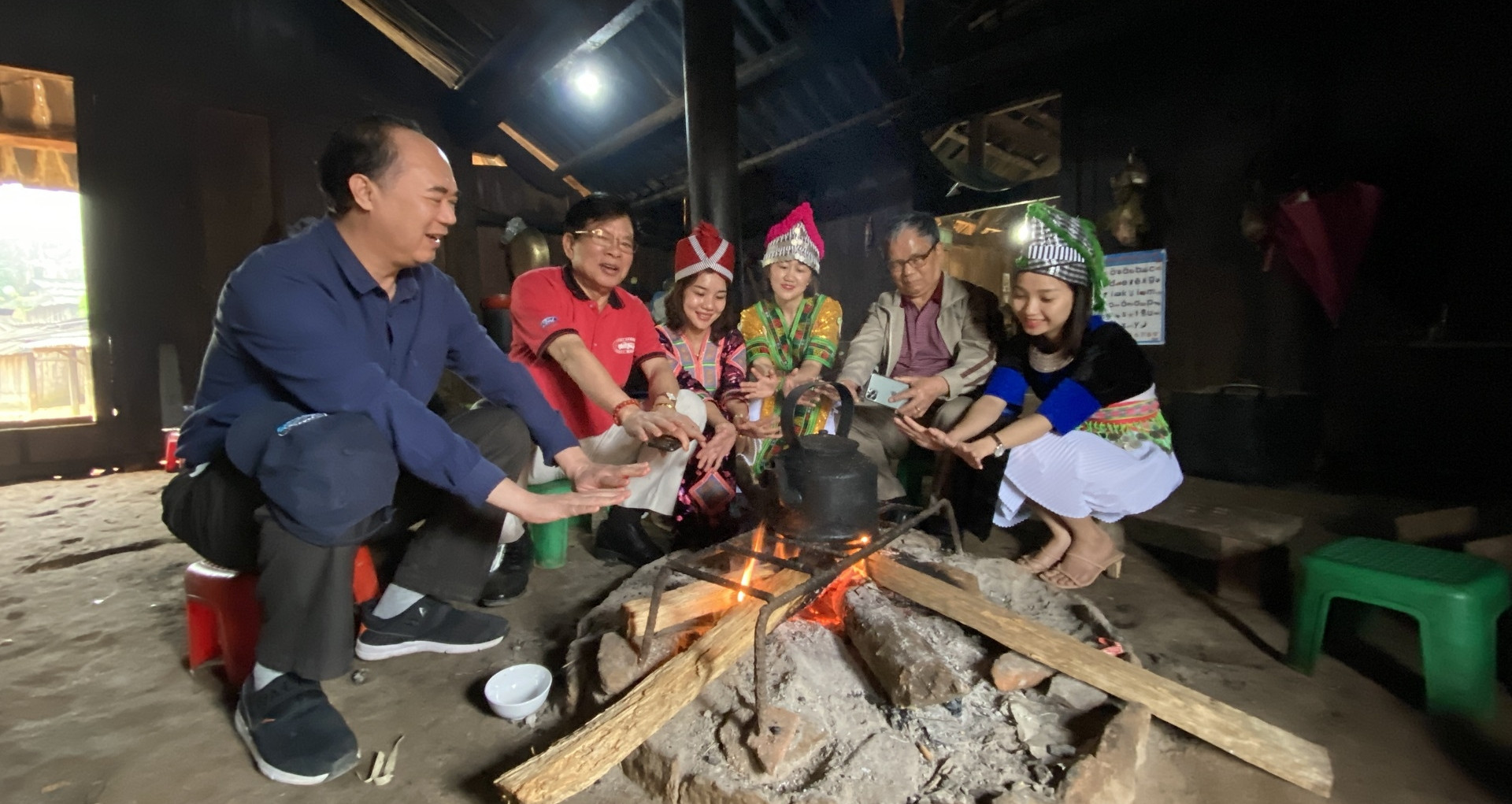 Tết năm ấy, mẹ đun nồi nước lá thơm lừng, cả nhà 'tắm tất niên'