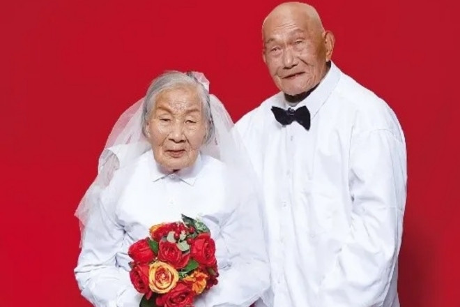 Vợ chồng 102 tuổi sinh cùng ngày, tháng, năm: Con cái tiết lộ bí quyết sống thọ