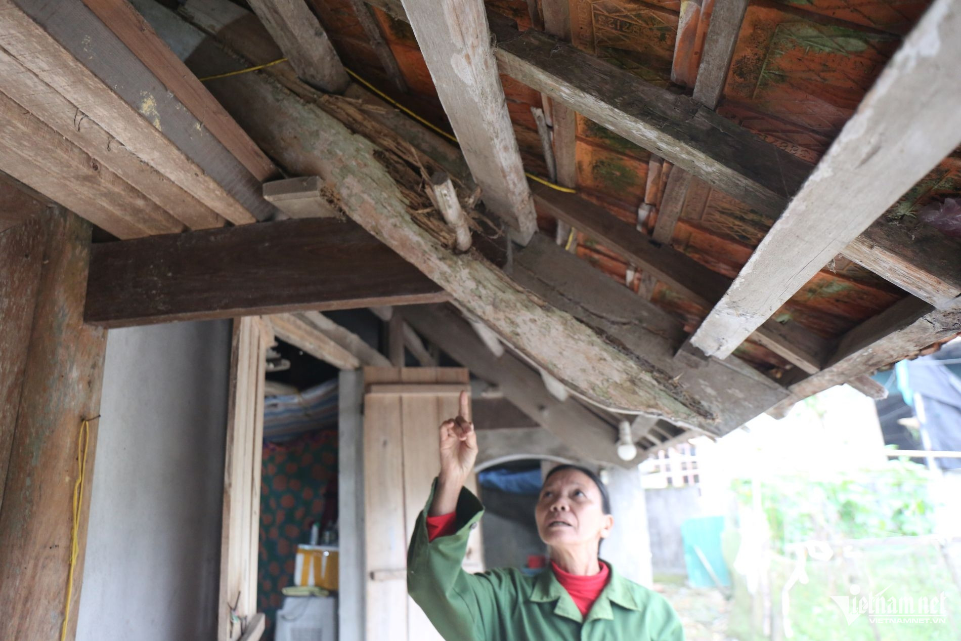 W-Bà Sinh chỉ vào chiếc kèo nhà đã mục nát.JPG.jpg