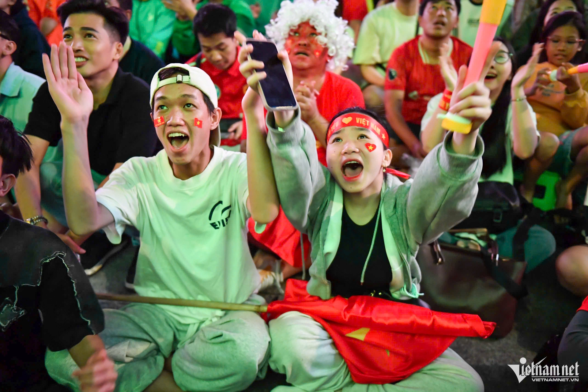 W-cô vũ bóng đá 12.jpg