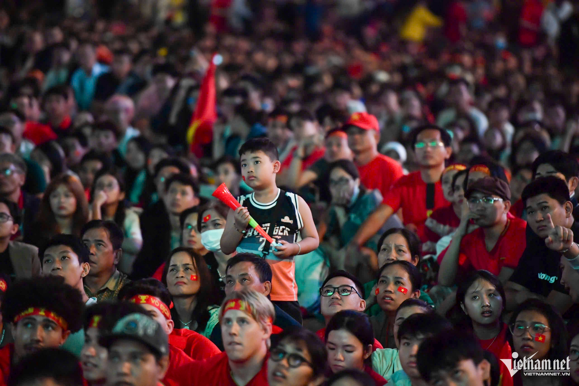 W-cô vũ bóng đá 2.jpg