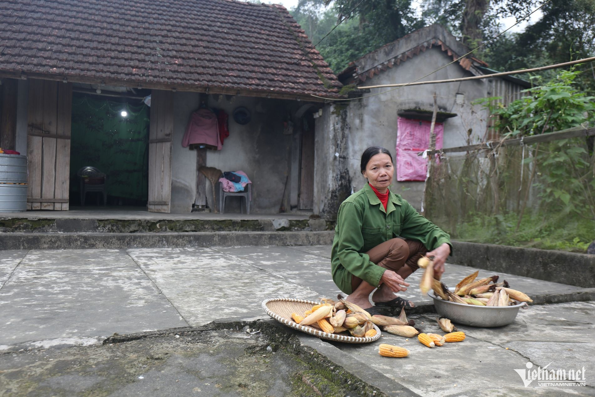 W-Cuộc sống mẹ con bà Sinh dựa vào 12 thước đất trồng hoa lợi .JPG.jpg