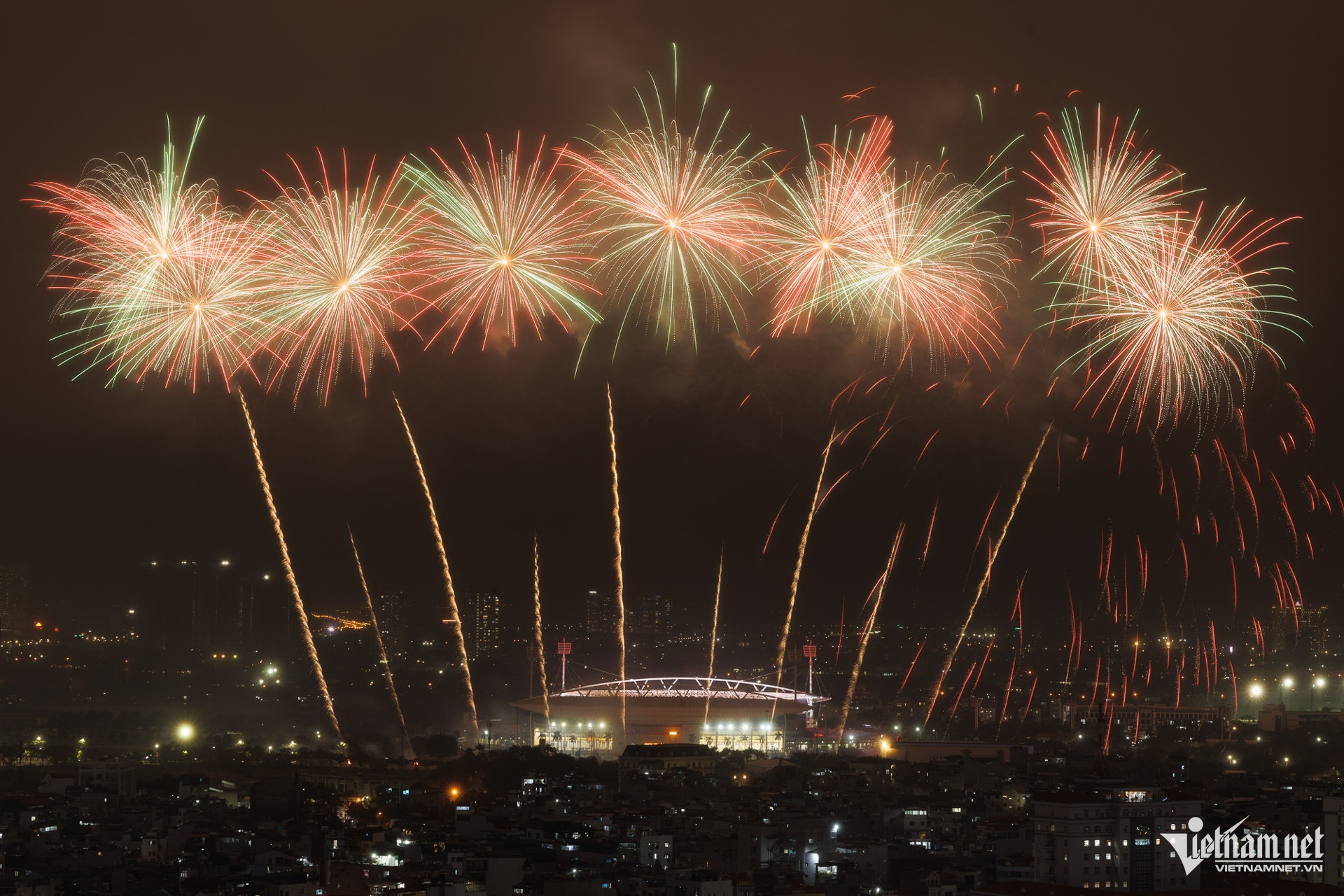 W-Hoang Ha 1   phao hoa My Dinh 2.jpg