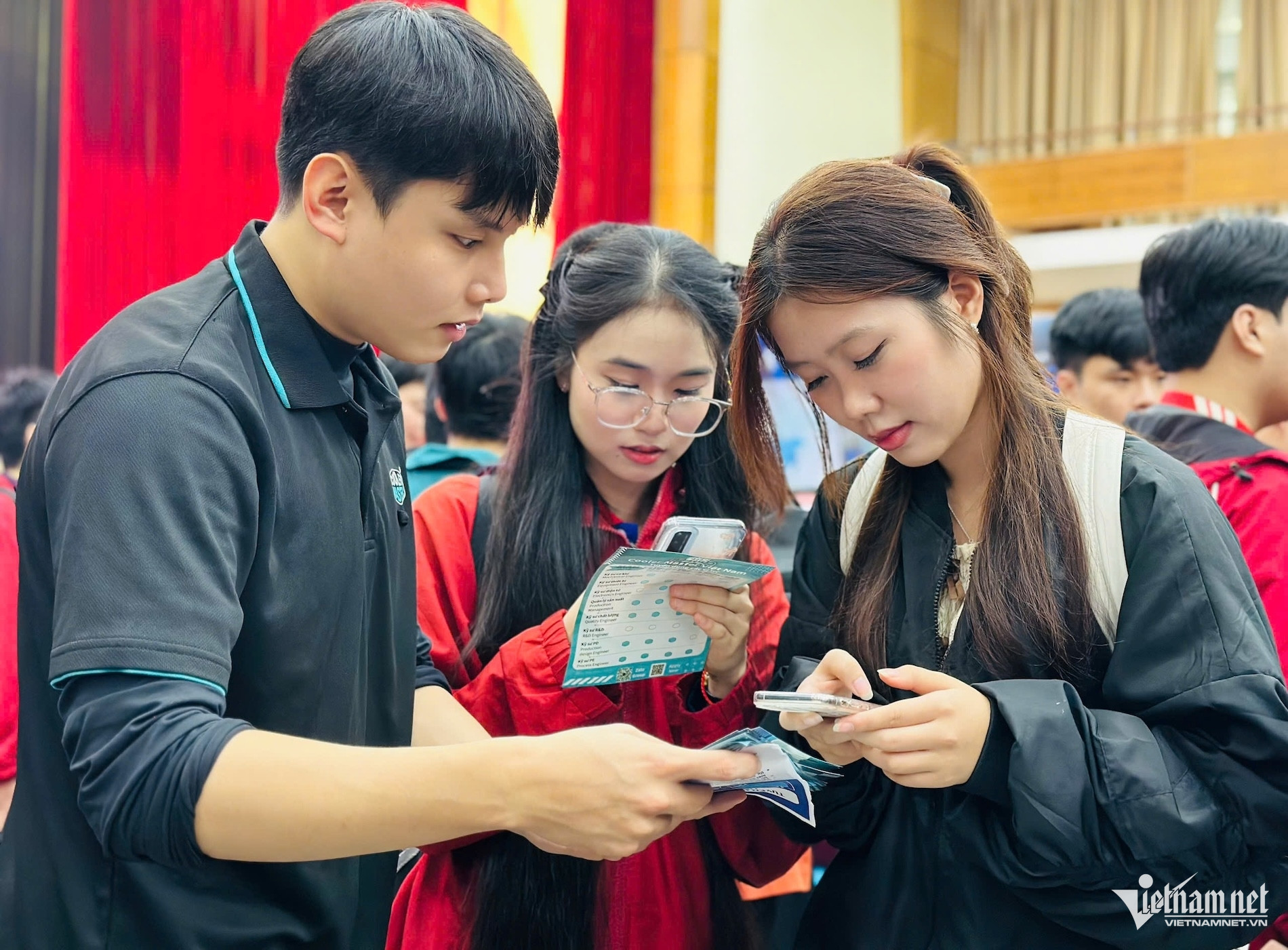 W-sinh vien tham gia ngay hoi.jpg