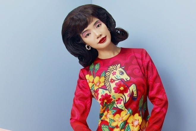 Á hậu Lâm Bích Tuyền rạng rỡ với áo dài ngựa đa sắc màu