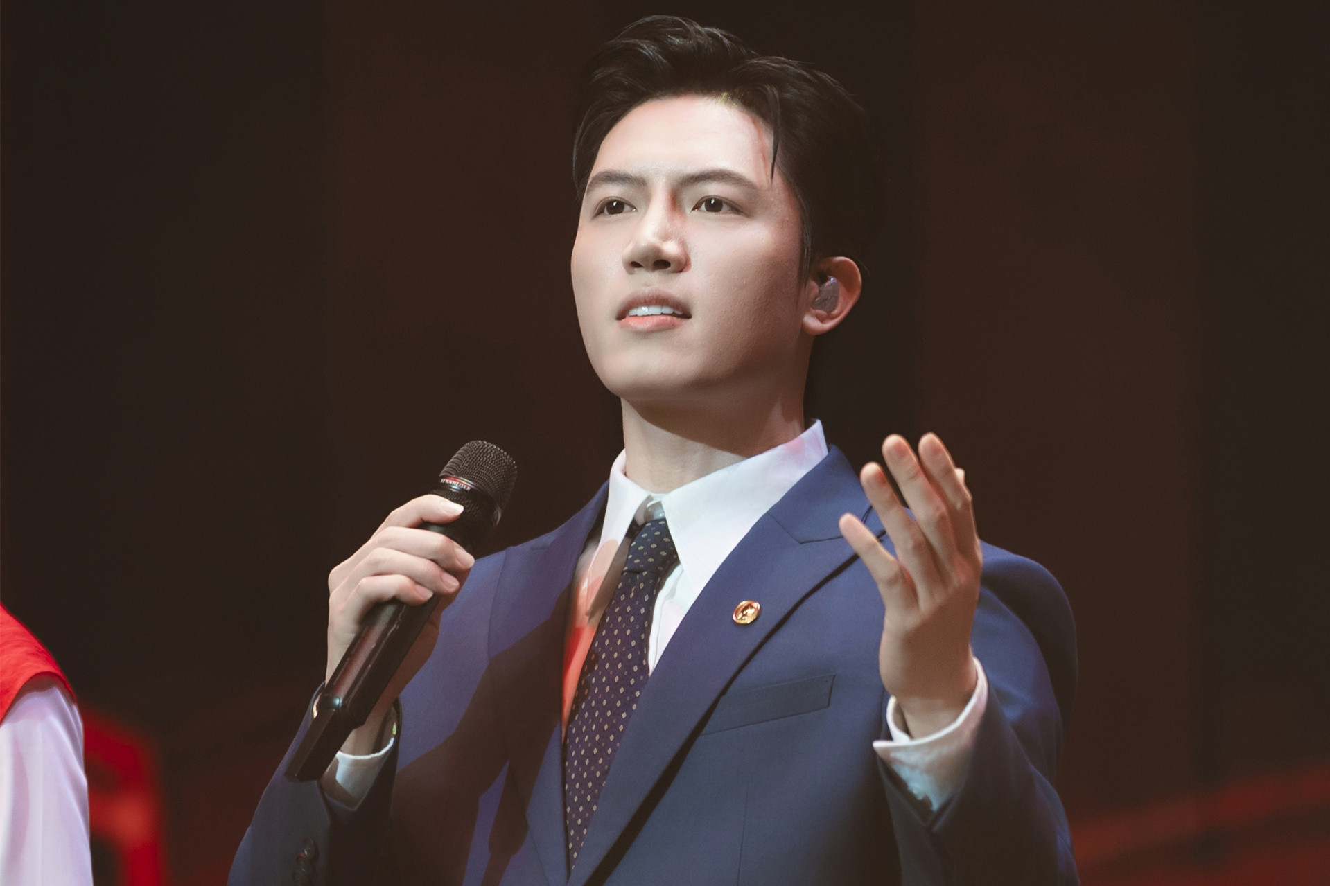 Ca sĩ Anh Tú tặng miễn phí bài hát 'Thưa Đảng'' đang gây sốt