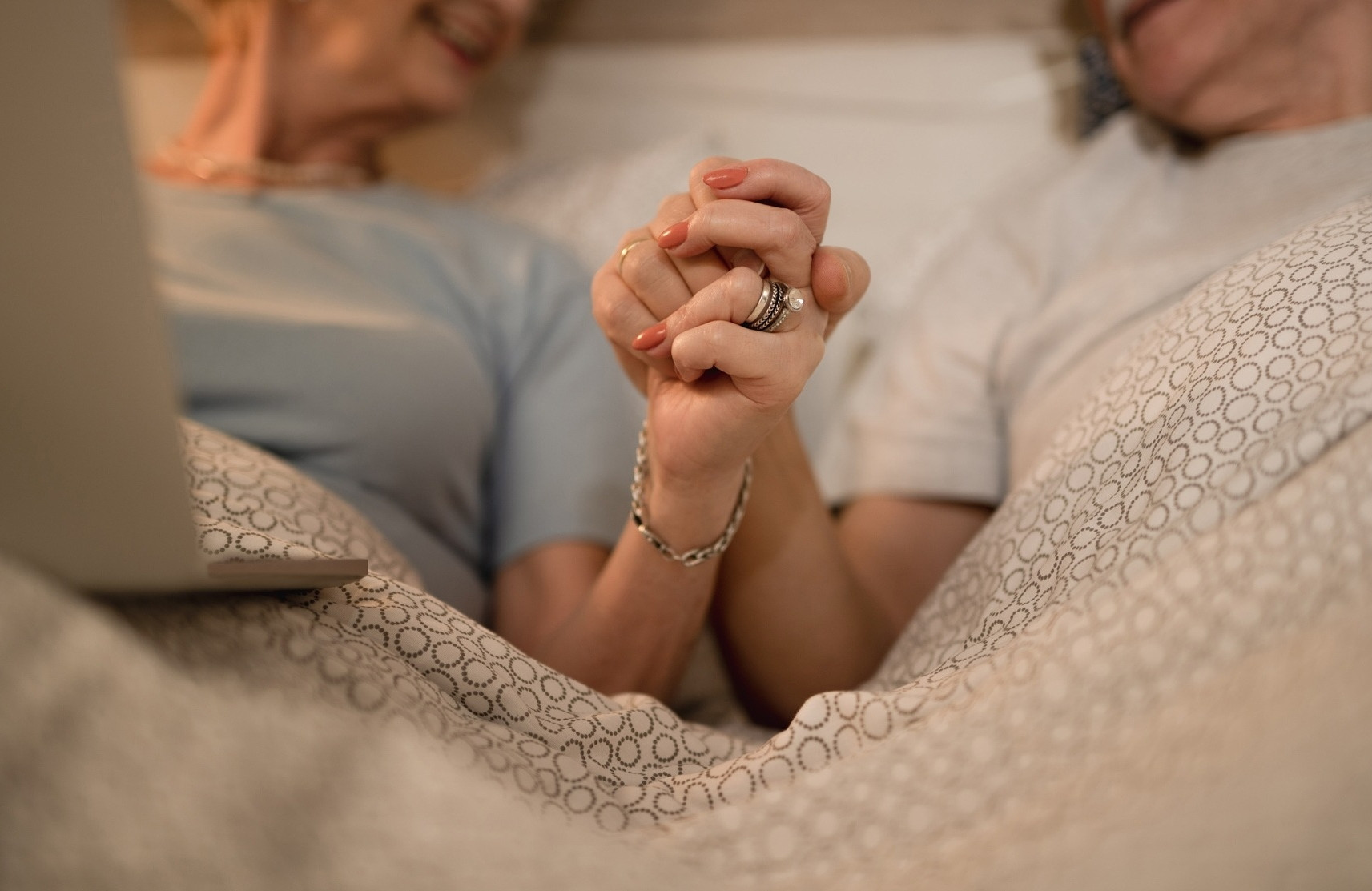 Chồng ngoại tình vì 'lệch pha' chuyện chăn gối, vợ U60 tìm cách cứu vãn hôn nhân