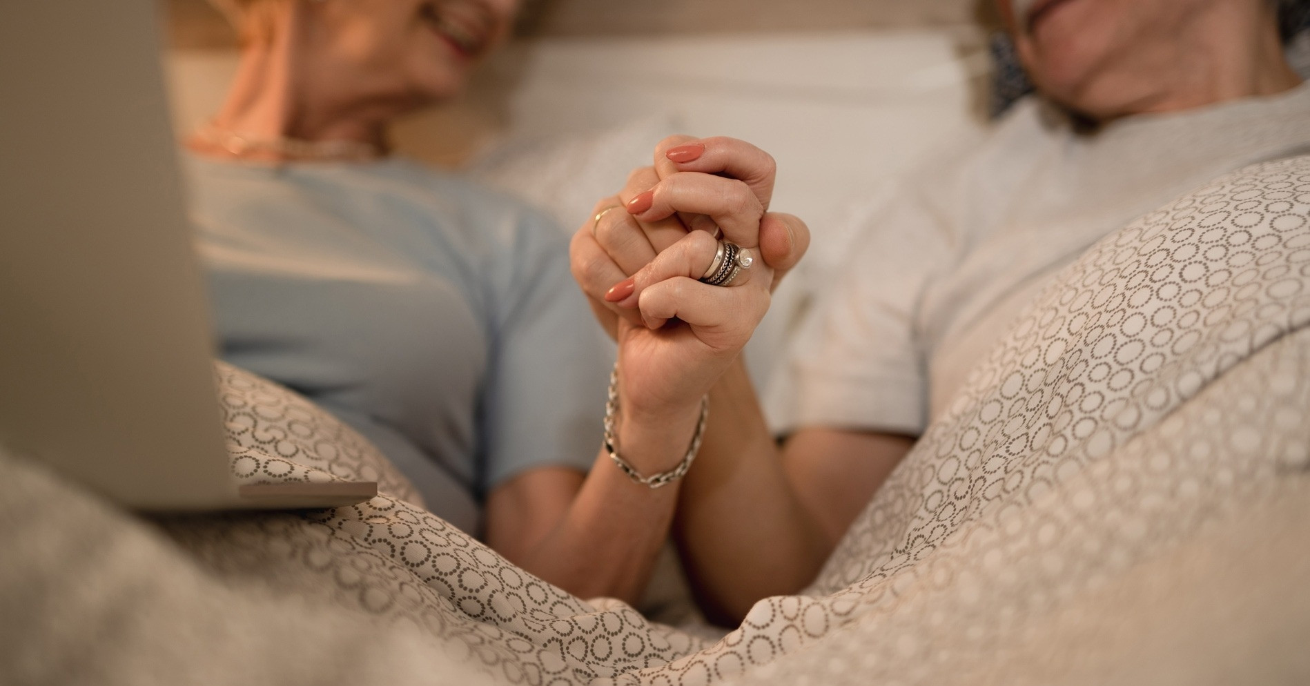 Chồng ngoại tình vì 'lệch pha' chuyện chăn gối, vợ U60 tìm cách cứu vãn hôn nhân