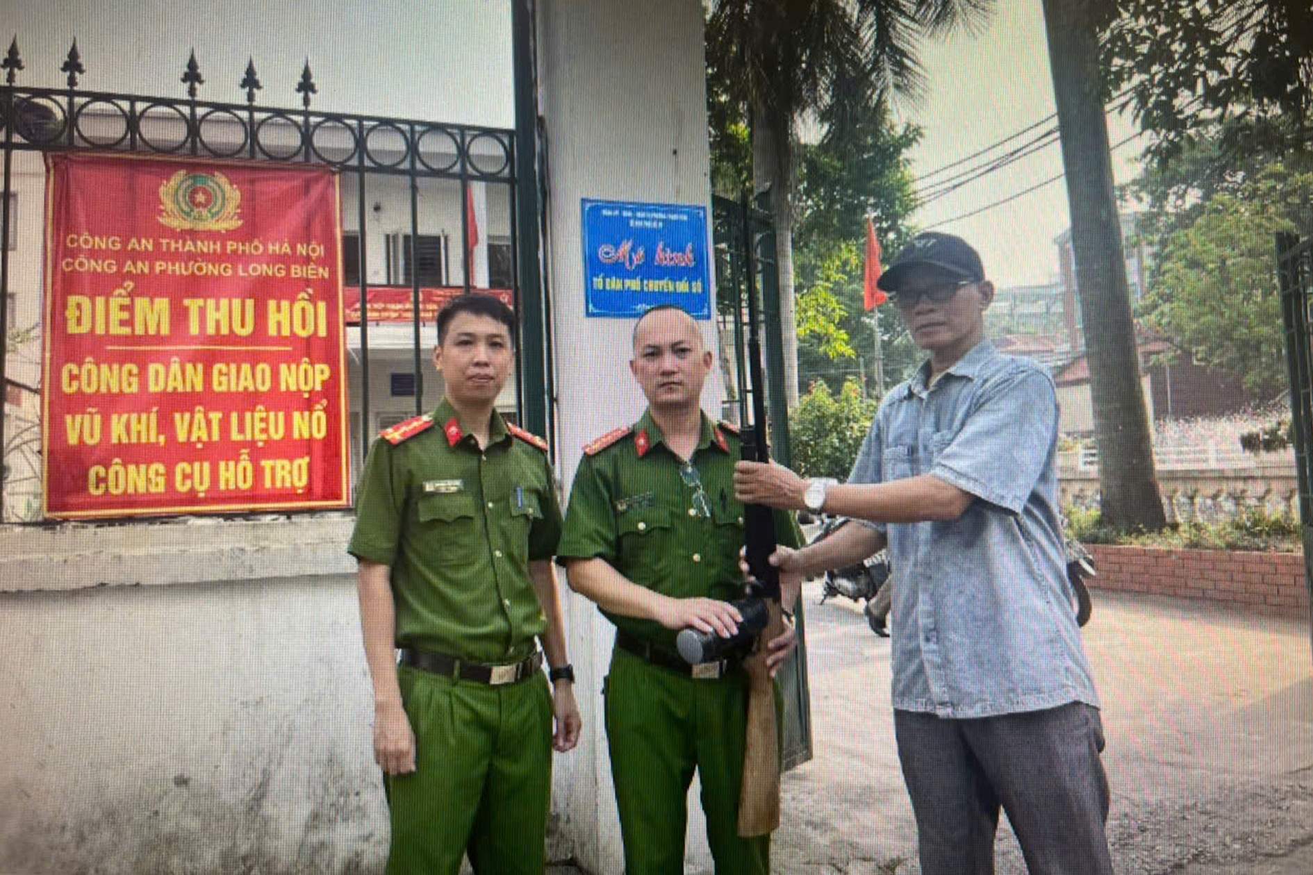 Công an phường Long Biên vận động nhân dân tự giác giao nộp vũ khí