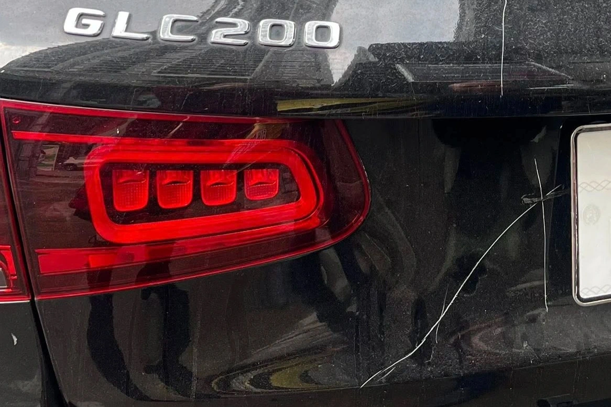 Công an vào cuộc vụ Mercedes GLC200 bị cào xước, bẻ gương, đập kính ở Hà Nội