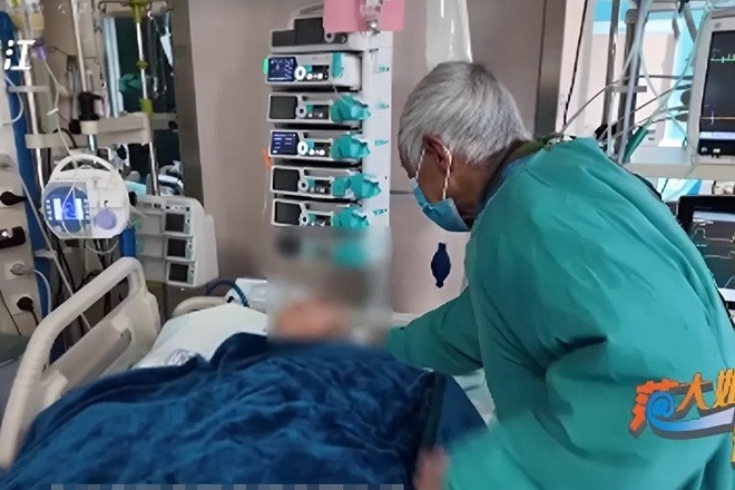 Cụ ông 81 tuổi đi 12 tiếng mỗi ngày chỉ để nắm tay vợ 30 phút