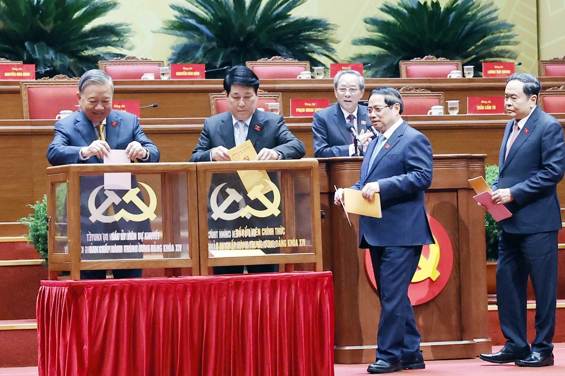 Hình ảnh đại biểu bỏ phiếu bầu Ban chấp hành Trung ương khóa 14