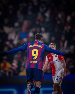 https://static-images.vnncdn.net/vps_images_publish/000001/000003/2026/1/22/lewandowski-barca-63.jpg
