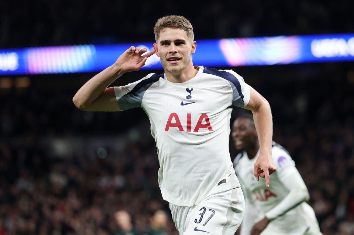 Liverpool ủ mưu 'bắt cóc' trung vệ hay nhất Tottenham