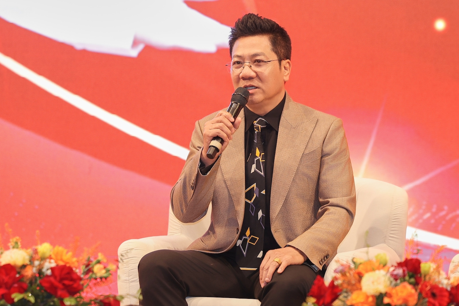 Lý do NSND Quốc Hưng mời nữ ca sĩ kém 25 tuổi song ca ở MV mới