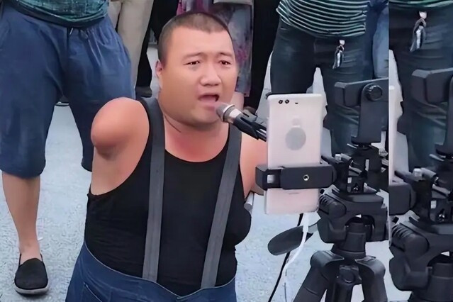 Nhờ sự nghiêm khắc của mẹ, con trai 'không tay chân' dùng miệng nuôi cả gia đình