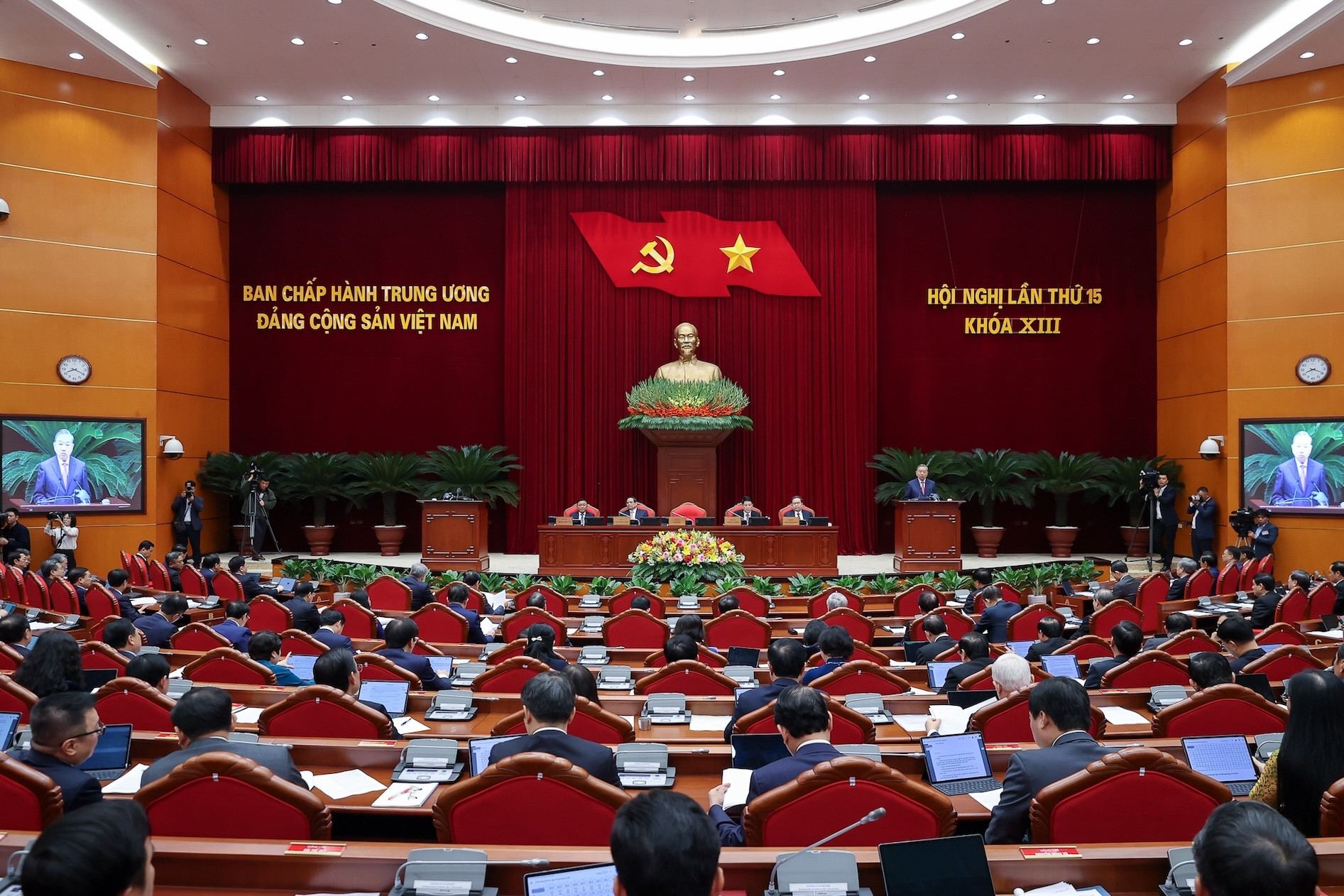 Toàn cảnh về nhân sự ủy viên Trung ương trước khi Đại hội 14 bầu Ban chấp hành khóa mới