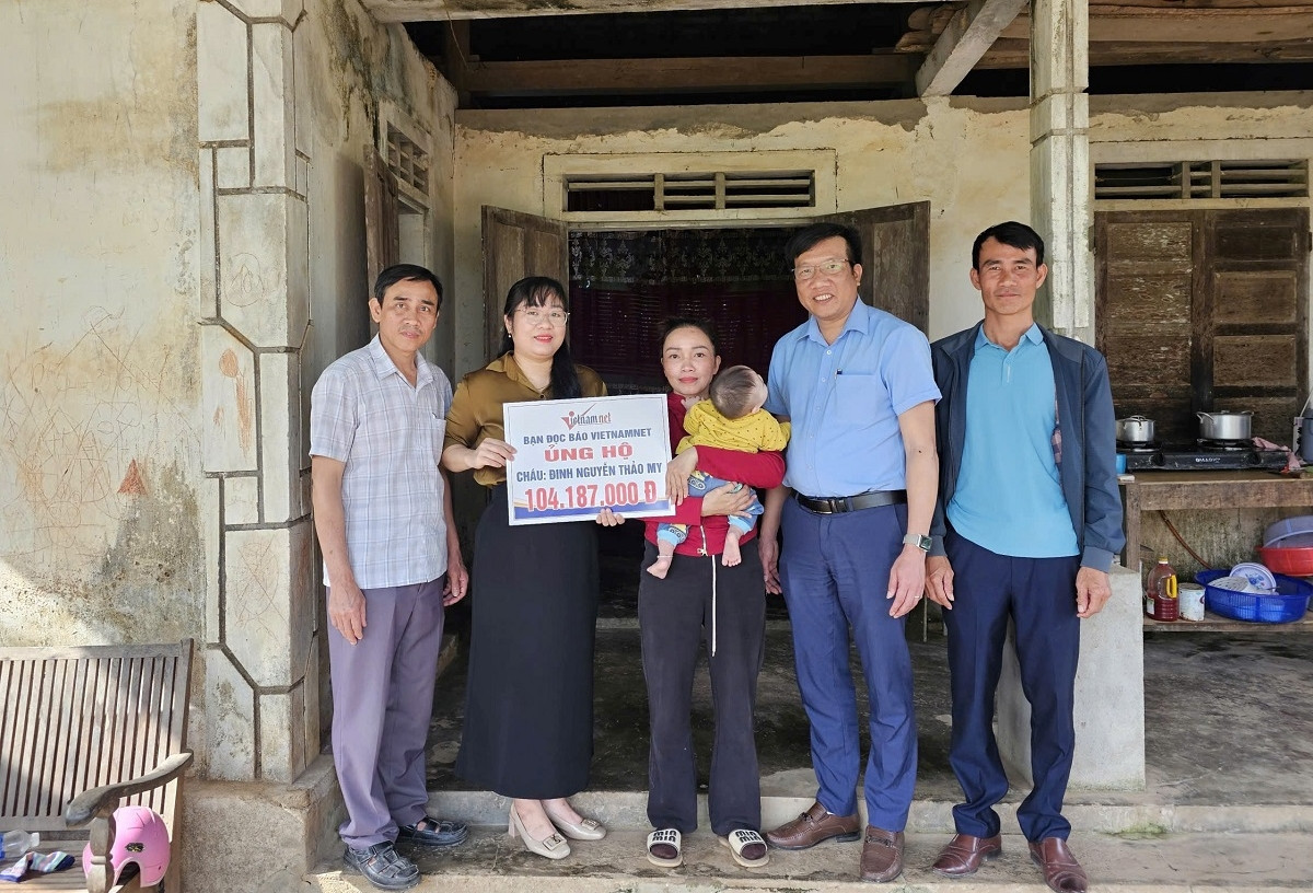 Trao hơn 104 triệu đồng đến bé 8 tháng tuổi mang 3 bệnh bẩm sinh ở Quảng Trị