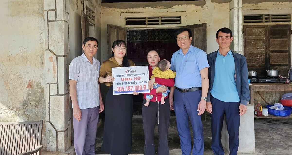 Trao hơn 104 triệu đồng đến bé 8 tháng tuổi mang 3 bệnh bẩm sinh ở Quảng Trị