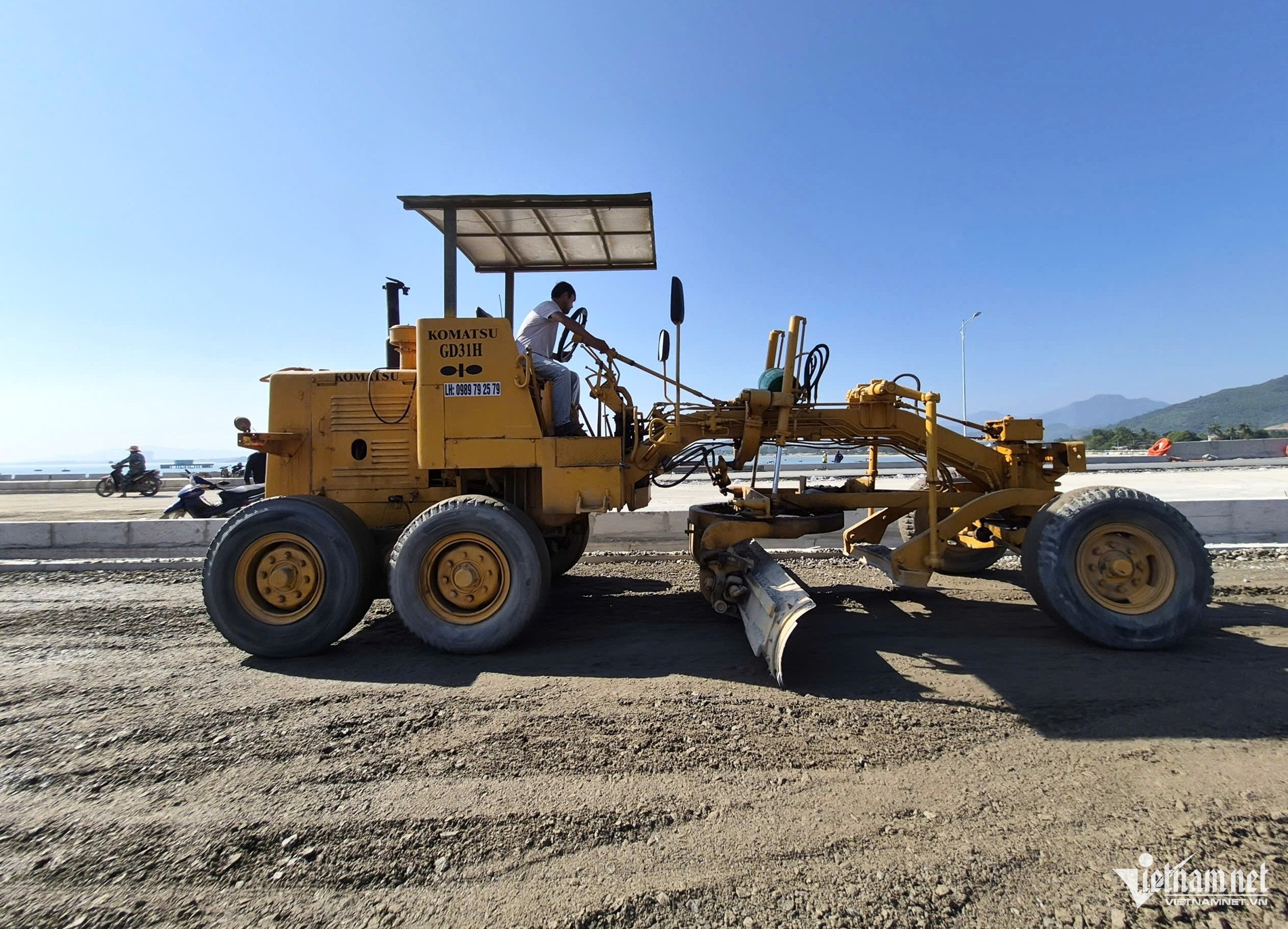 Công nhân thi công cảng Liên Chiểu