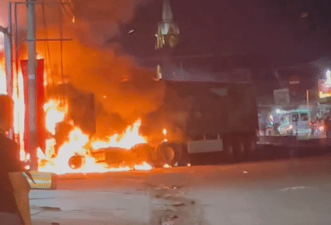 Xe container bốc cháy dữ dội sau tai nạn giao thông