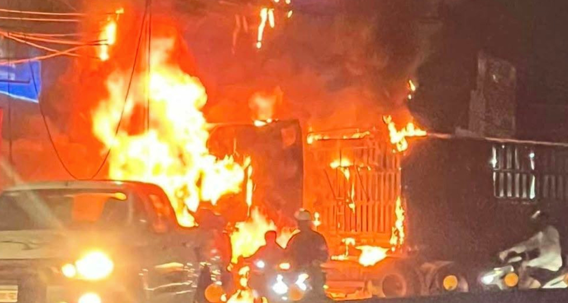 Xe container bốc cháy dữ dội sau tai nạn giao thông