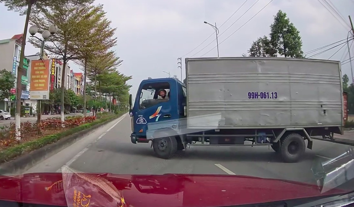 Xe danh vong tren duong.jpg