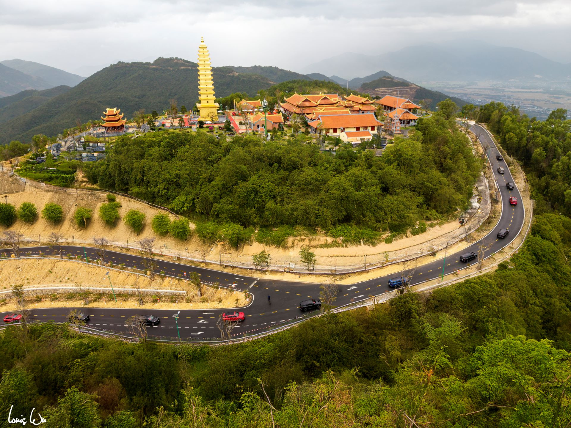 Anh 5_Ngoài Lạc Hồng 900 LX, dàn xe đưa dâu còn có nhiều mẫu xe cao cấp như VF 8, VF 9. Những chiếc xe điện VinFast nối dài đã tạo nên khoảnh khắc đáng nhớ trong ngày trọng đại.jpg