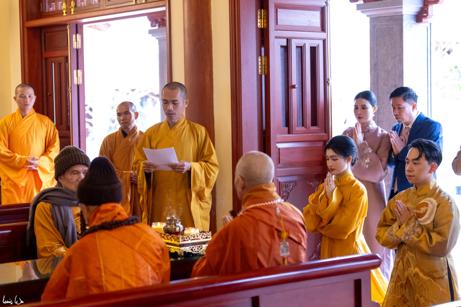 Anh 6_Chú rể và cô dâu mặc cổ phục Việt màu vàng đặc trưng của Phật giáo kính cẩn làm lễ hằng thuận ở chùa Trúc Lâm Phụng Thùy Sơn trên núi Chín Khúc (Khánh Hoà), phía sau là bố mẹ cô dâu cùng chứng kiến kh.jpg