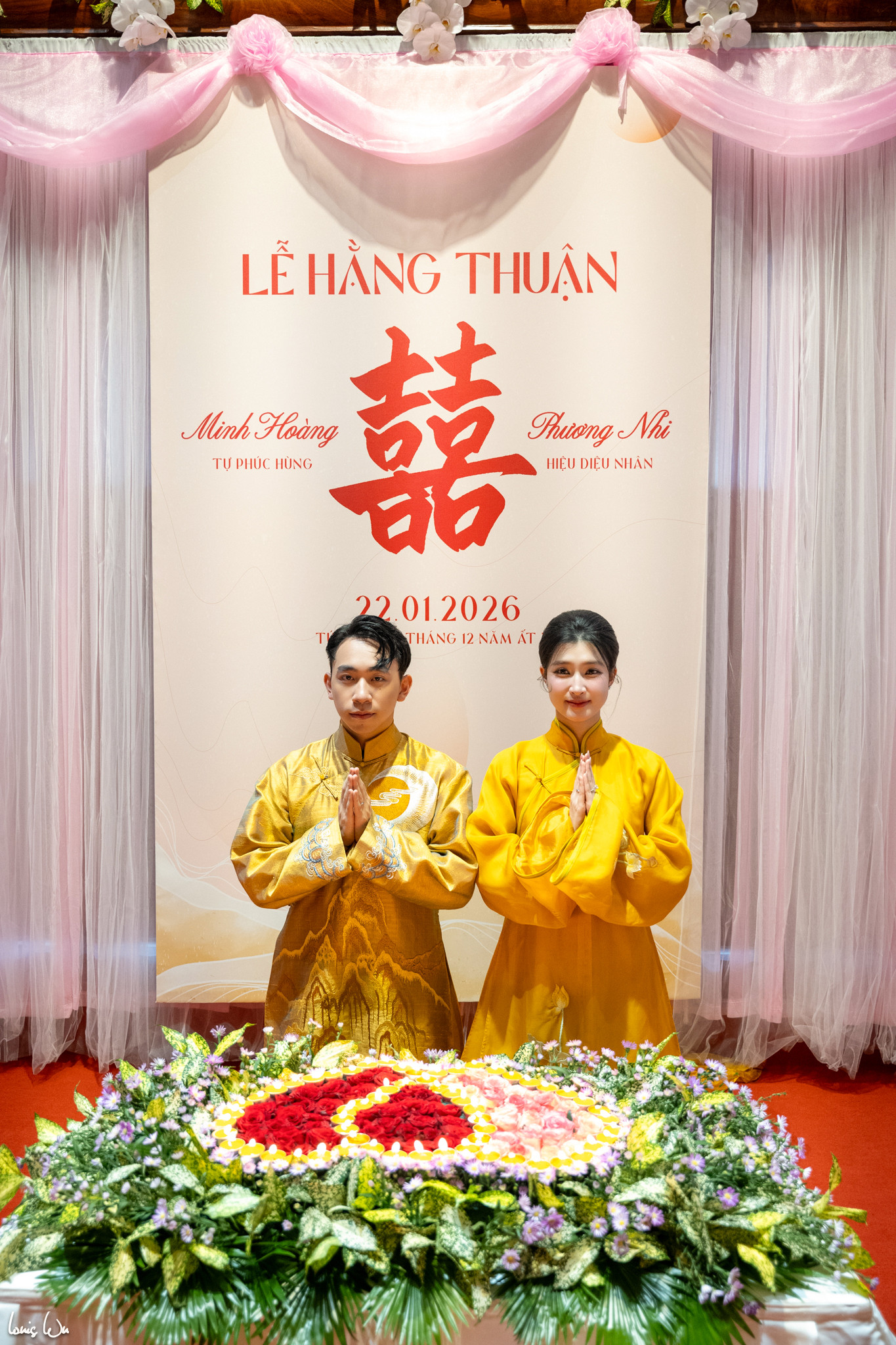 Anh 7_Chú rể và cô dâu mặc cổ phục Việt màu vàng đặc trưng của Phật giáo trong lễ hằng thuận.jpg