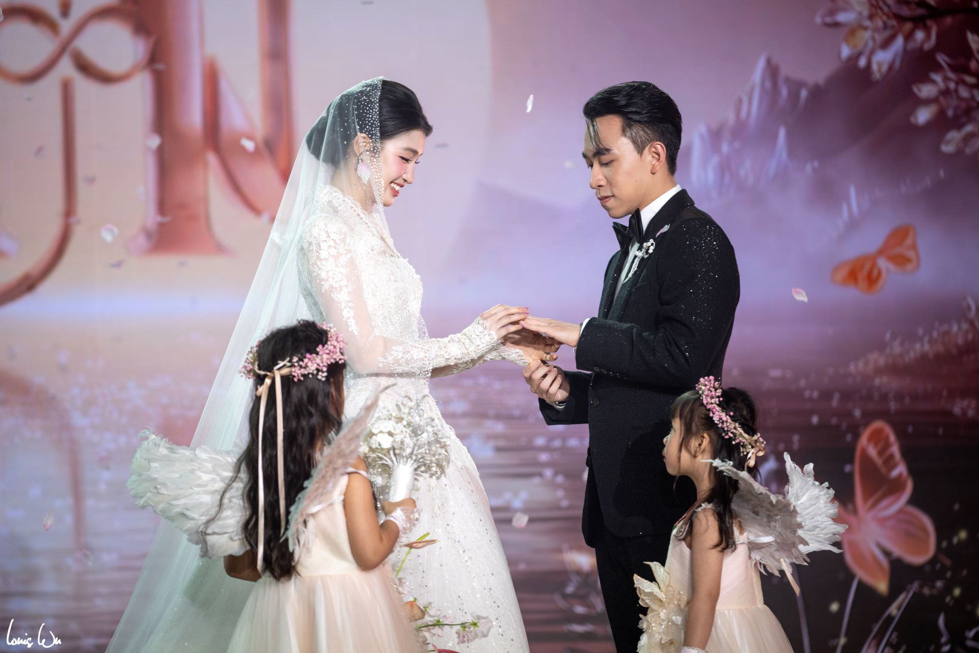 Anh 8_Cặp đôi trao nhẫn cưới nguyện ước bên nhau trọn đời trong sự chúc phúc của mọi người.jpg