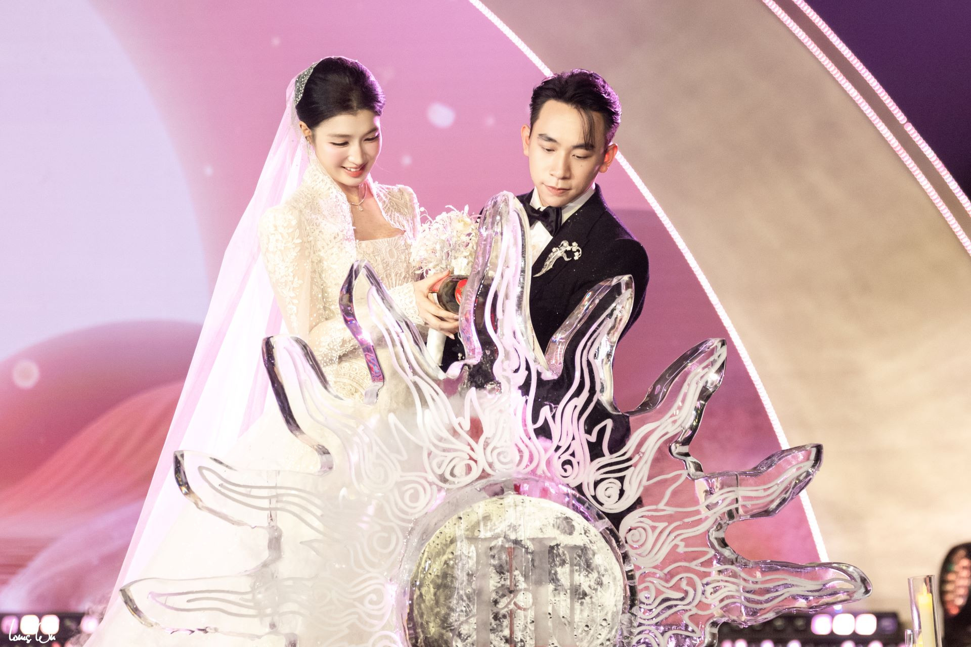 Anh 9_Cặp đôi cùng thực hiện nghi thức rót rượu giao duyên, gửi gắm mong ước hạnh phúc sẽ tràn đầy.jpg