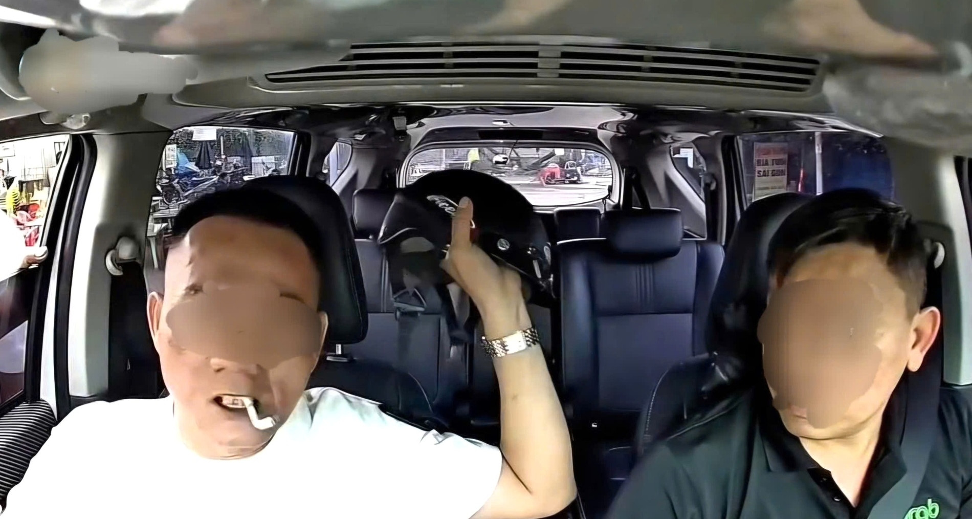 Bị nhắc nhở việc hút thuốc, nam hành khách đập phá tài sản trên ô tô ở Đà Nẵng