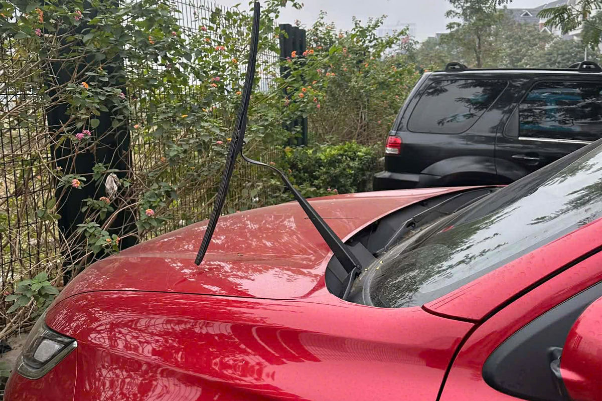 Công an vào cuộc vụ hàng loạt ô tô của người dân chung cư ở Hà Nội bị phá hoại