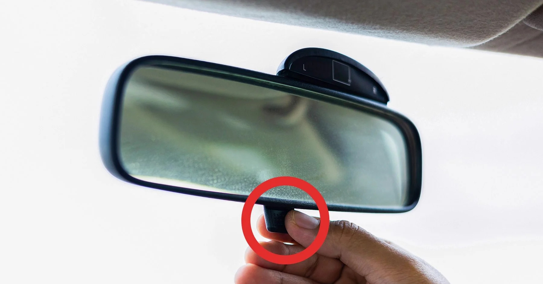 Công dụng bất ngờ của lẫy nhỏ dưới gương chiếu hậu ô tô, nhiều người không biết