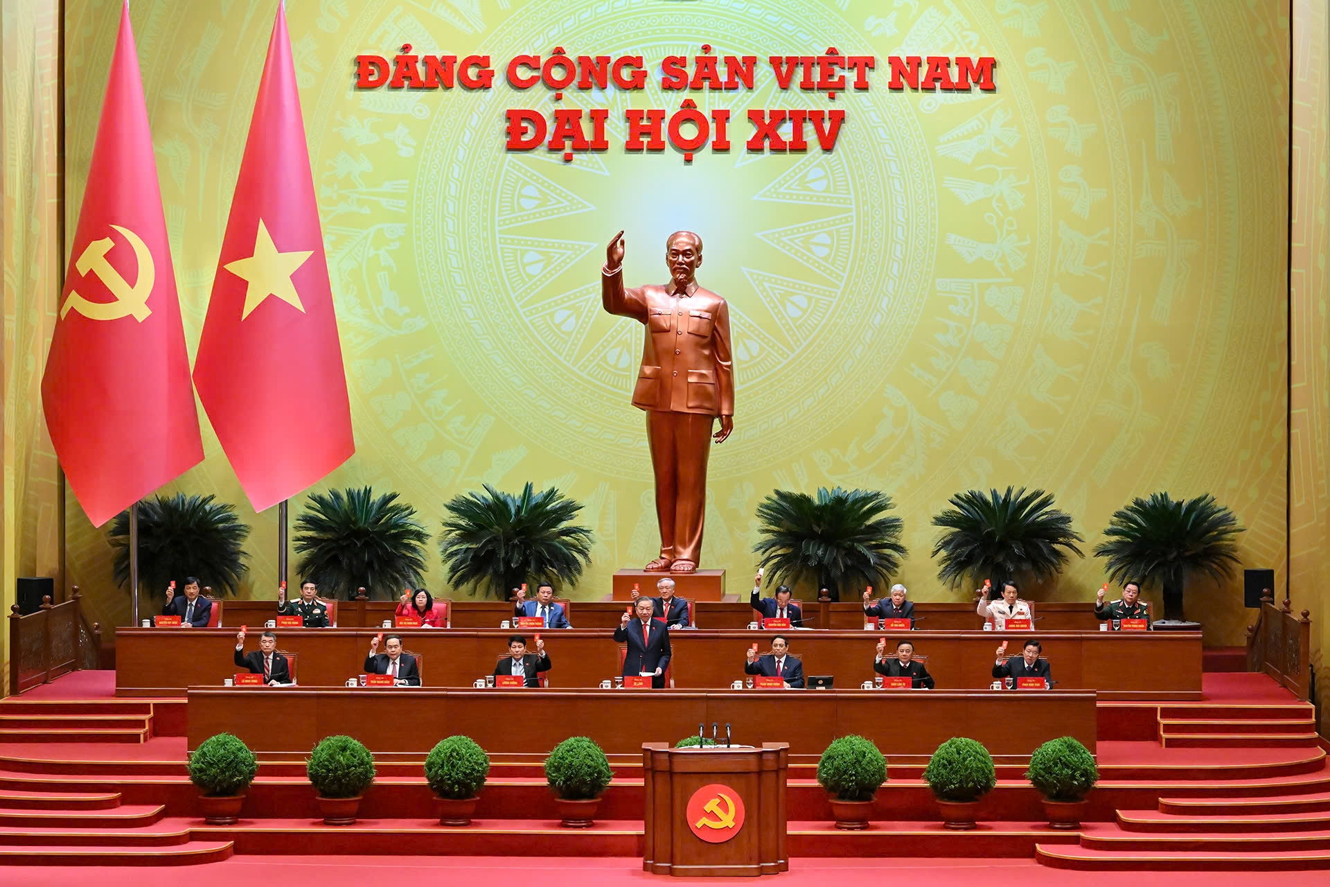 Danh sách 19 ủy viên Bộ Chính trị khóa 14