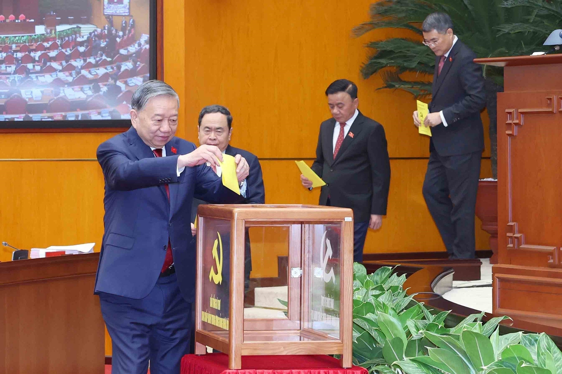 Danh sách 19 ủy viên Bộ Chính trị khóa 14