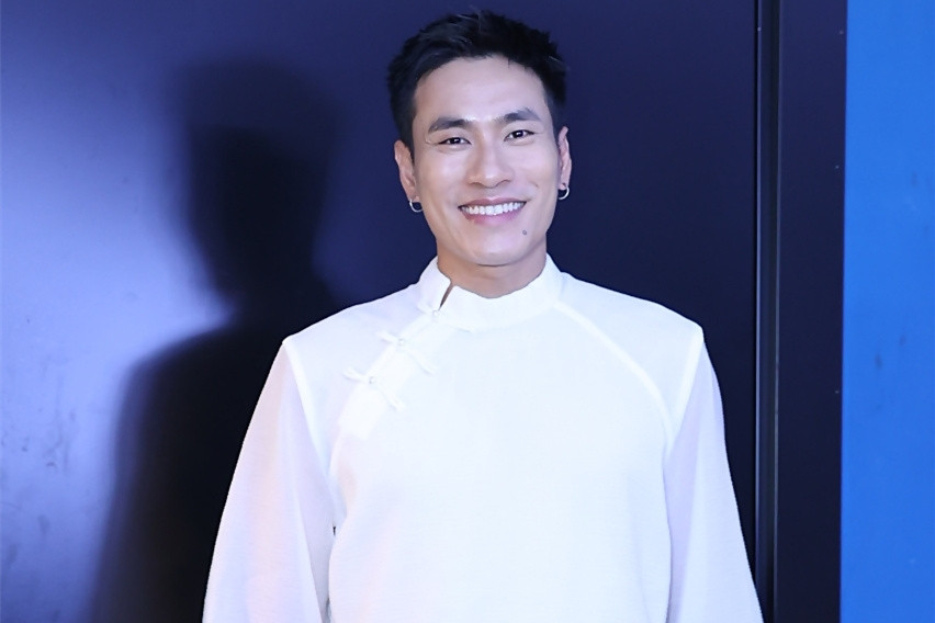 Điều khoản 'lạ' trong hợp đồng đóng phim của diễn viên Kiều Minh Tuấn