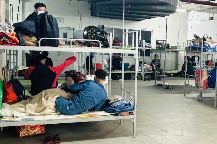 Độc lạ ở Hà Nội: 'Biến' hầm xe thành nơi nghỉ tạm cho người nhà bệnh nhân