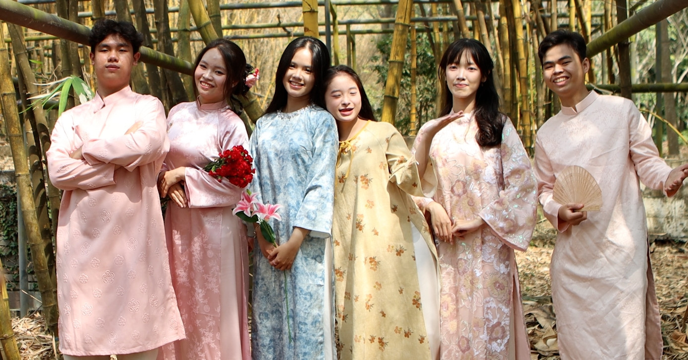 Giới trẻ diện áo dài 'check-in' hàng tre đẹp mắt trong công viên ở TPHCM