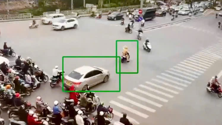 Đang trực chốt, Thiếu tá CSGT nhận được lời khẩn cầu từ sản phụ chuyển dạ