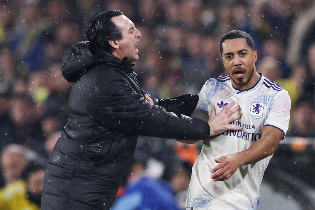 Khoảnh khắc HLV Unai Emery nổi nóng với cầu thủ Aston Villa