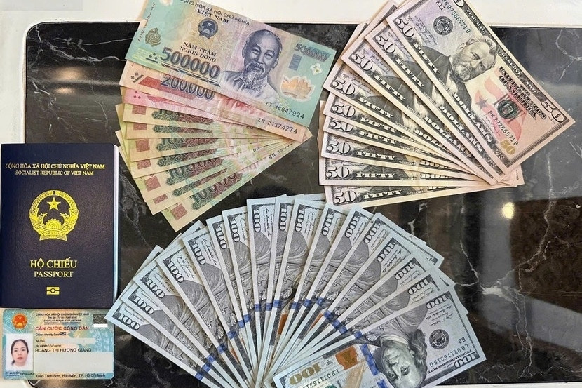 Nữ hành khách bỏ quên túi xách chứa USD trên tàu