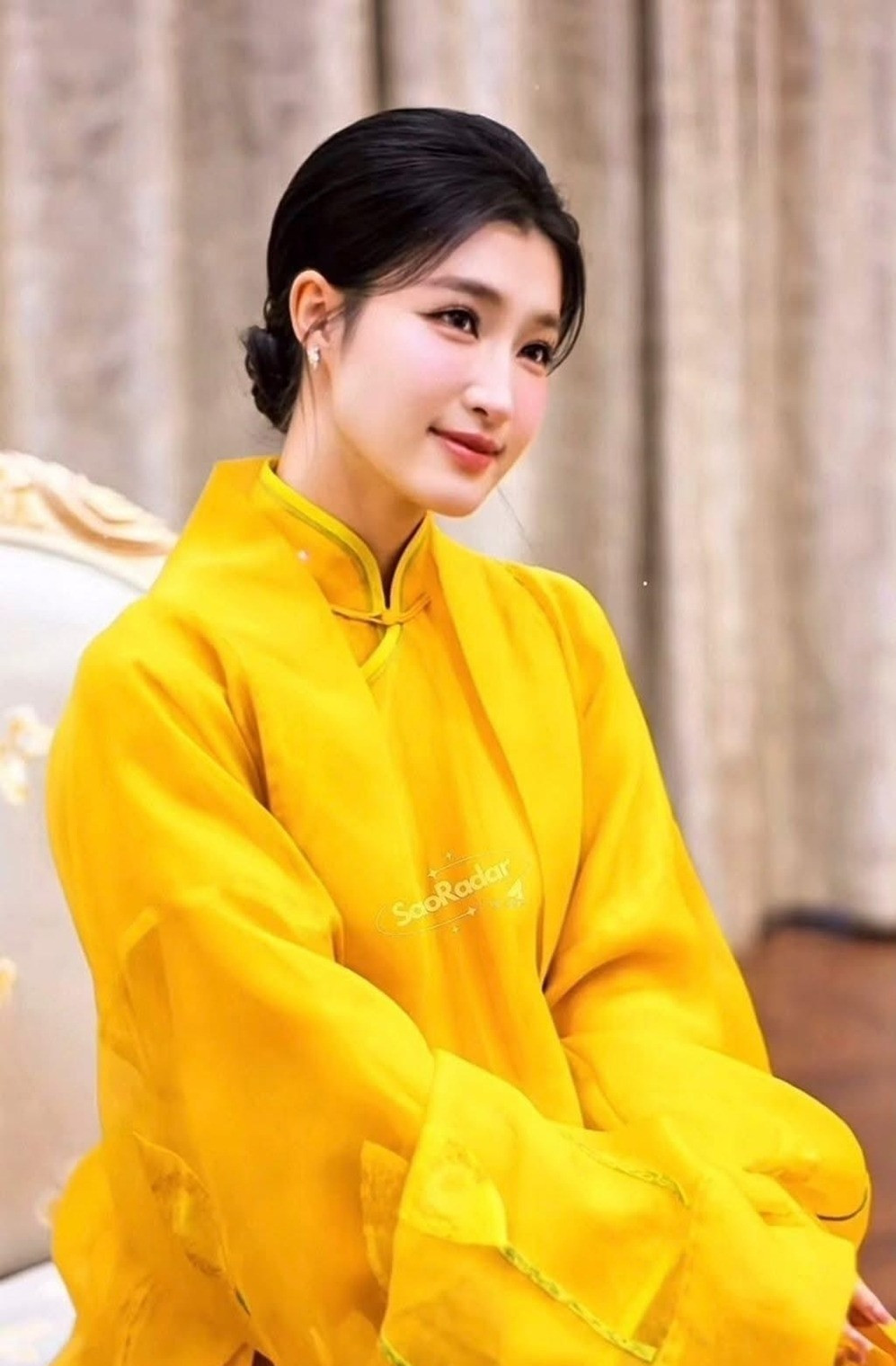 Á hậu Phương Nhi và doanh nhân Minh Hoàng bên backdrop hoa tươi